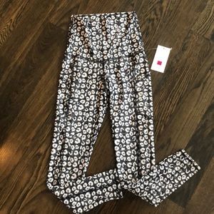 Snow leopard pocket leggings